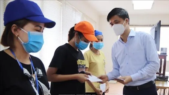 VGCL delegation presents gifts to pandemic-hit workers in Thanh Hoa