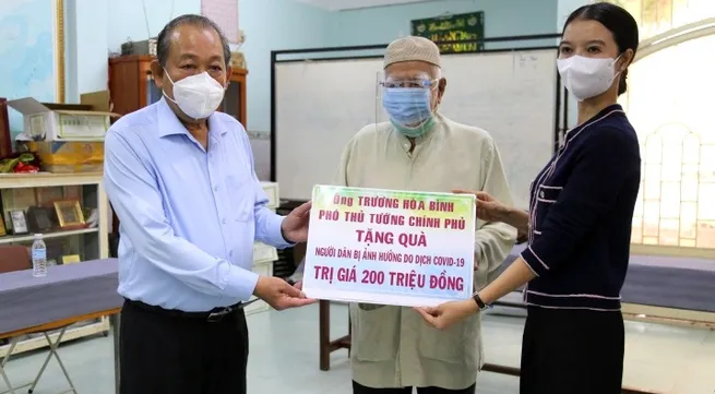 Deputy PM presents gifts to Cham compatriots in Ho Chi Minh City