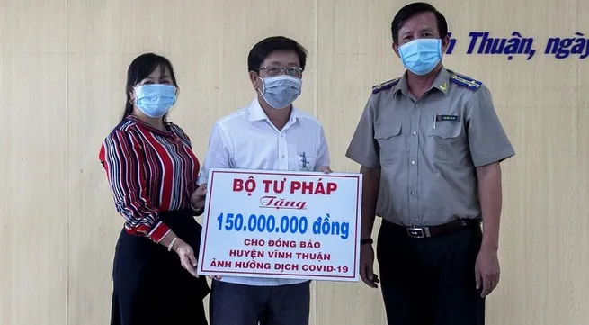 Ministry of Justice supports pandemic-hit people in Kien Giang