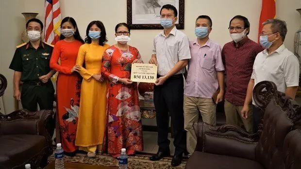 Vietnamese in Malaysia donate to COVID-19 vaccine fund