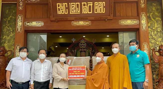 Vietnam Buddhist Sangha presents six ventilators to Ho Chi Minh City