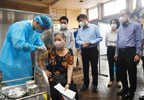 Health Minister asks Hanoi to ensure progress, safety of COVID-19 vaccination