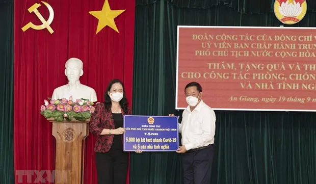 Vice President presents pandemic prevention gifts to An Giang