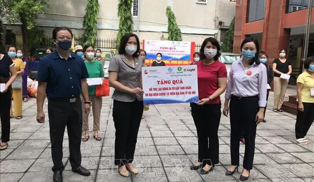 Female migrant workers in Hanoi receive gifts