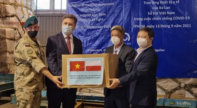 Vietnam receives medical supplies and equipment from Poland