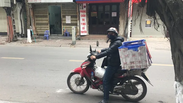 Delivery drivers take their chances outdoors to cash in