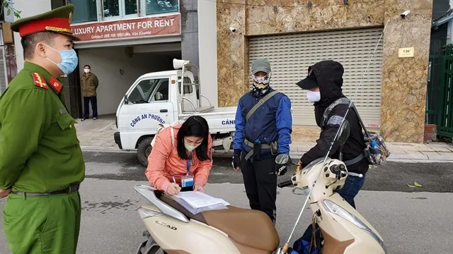 Three people fined for going out without legitimate reasons in Trúc Bạch