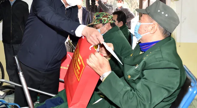 Deputy PM Le Van Thanh presents gifts to workers in Ha Nam