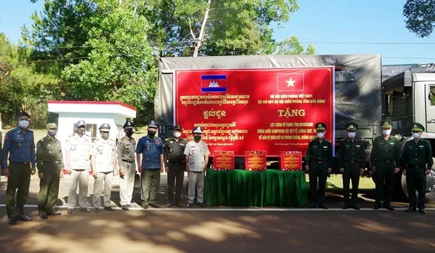 Dak Nong helps Cambodian province with food, medical supplies