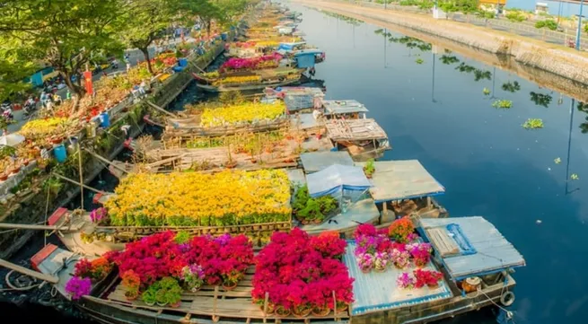 Spring flower market 'on the wharf under the boat' kicks off