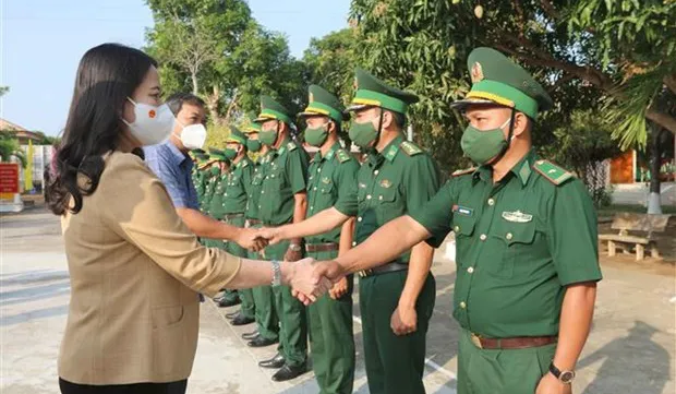 Tet gifts to special groups in Tra Vinh, Son La