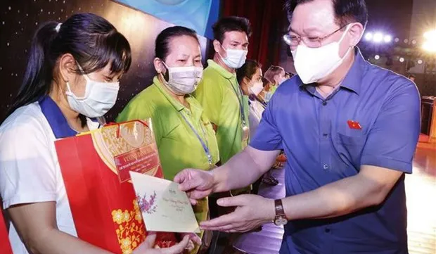 NA Chairman joins Binh Duong workers in Tet celebration