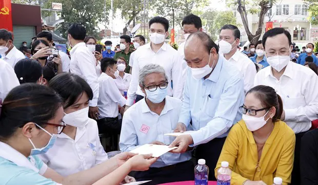 President pays Tet visit to HCM City workers