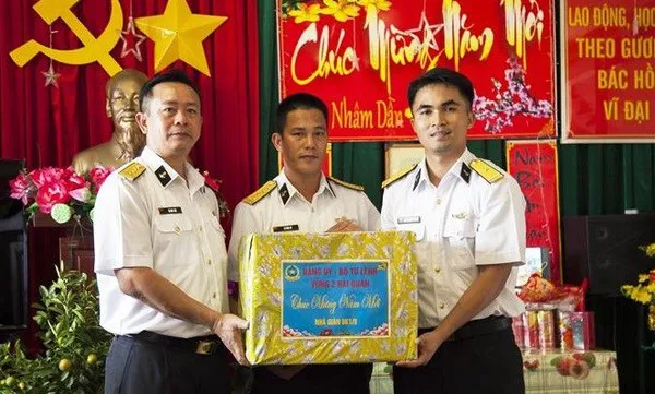 Tet gifts delivered to soldiers on DK1 platforms