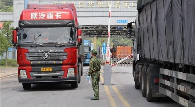 Chi Ma and Tan Thanh border gates resume customs clearance
