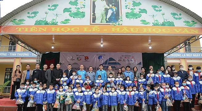 Gifts bring warmth to children and people in northern mountainous provinces