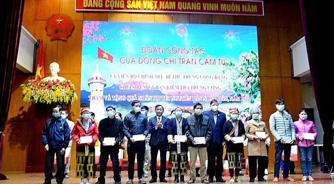 Politburo member Tran Cam Tu pays pre-Tet visit to Lao Cai