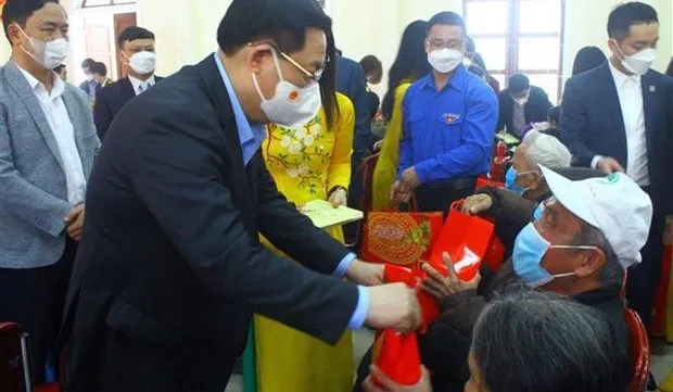 NA Chairman presents Tet gifts to the poor, policy beneficiaries in Nghe An