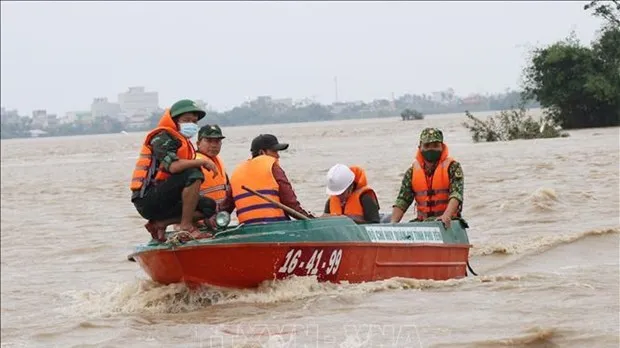 Phu Yen receives water purifiers in support of flood-hit residents