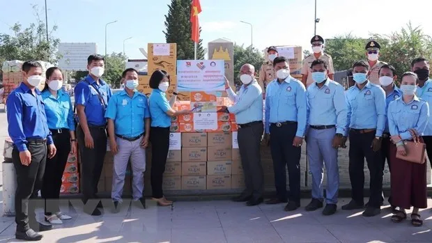 COVID-19: Cambodian Union of Youth Federations presents medical supplies to Vietnam