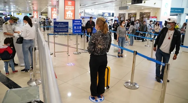 Hanoi quarantines passengers from countries with Omicron variant