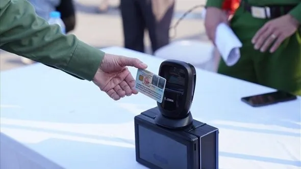 Hanoi deploys device to scan QR codes on Chip-based ID cards