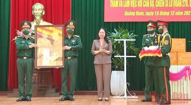 Vice President presents gifts to soldiers in Quang Nam