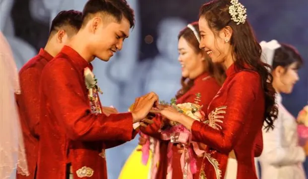 Eighteen couples tie knot in “new lifestyle” mass wedding