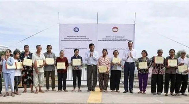 Charitable houses presented to poor households along Vietnam-Cambodia border