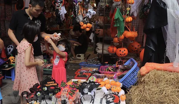 Hanoi: toy market bustling ahead of Halloween