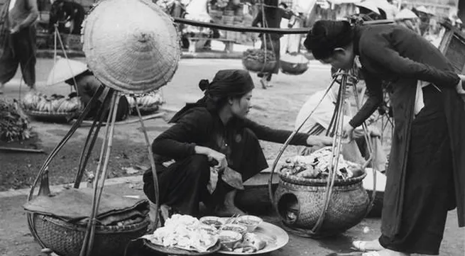 Exhibition features Hanoi’s street vendors before 1930