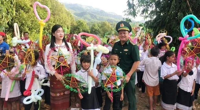 Nearly 800 children from Vietnam-Laos border areas enjoy Mid-Autumn Festival