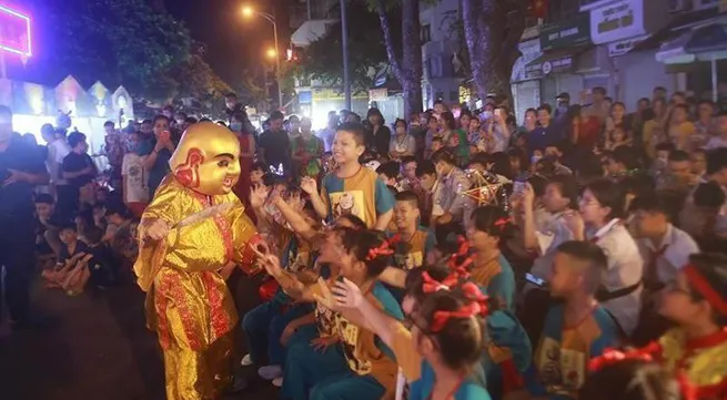 People flock to entertainment areas in Hanoi during national day holiday