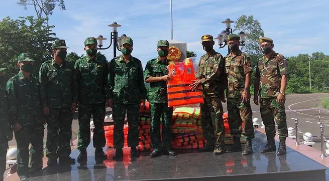 More than 100 life jackets presented to Cambodian border guards
