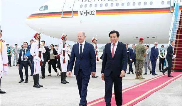 German Chancellor begins official visit to Vietnam