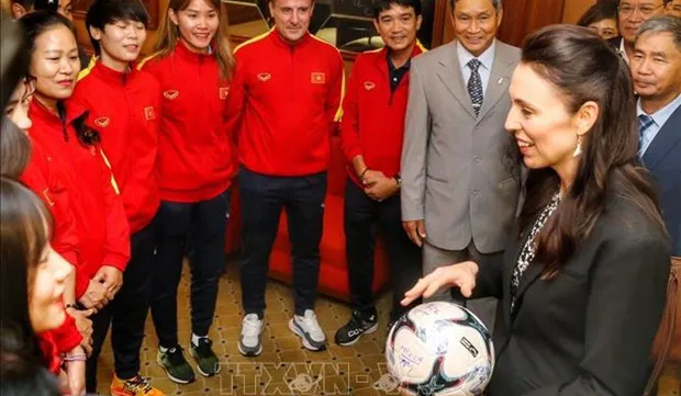 New Zealand PM meets Vietnamese women's team in Hanoi