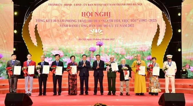 Hanoi honours ten outstanding citizens