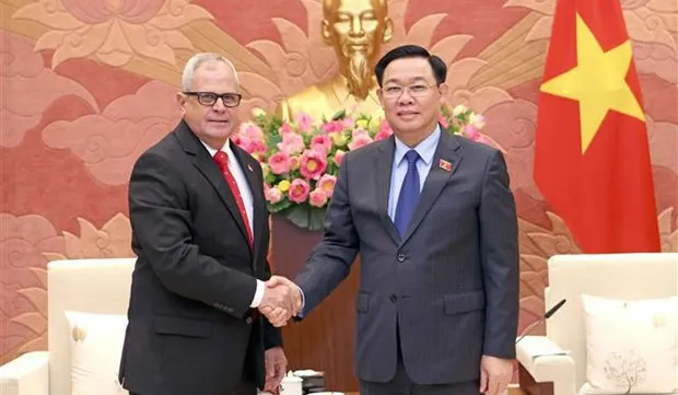 NA Chairman receives senior Cuban legislator in Hanoi