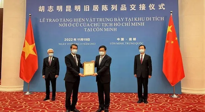 Bronze bust of President Ho and other objects presented to relic site in Kunming