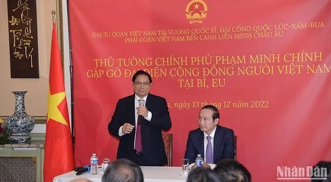 PM Chinh meets Vietnamese community in Belgium