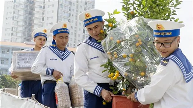 Early Tet visits to officers, soldiers on DK1 platforms