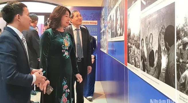 Exhibition on B-52 victory held by Huu Tiep Lake