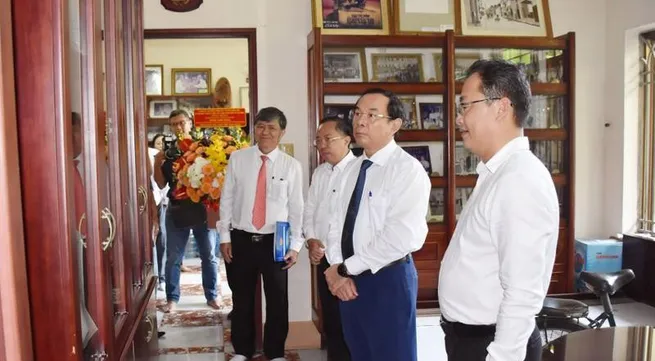 Party official visits outstanding teachers on Vietnam Teachers’ Day