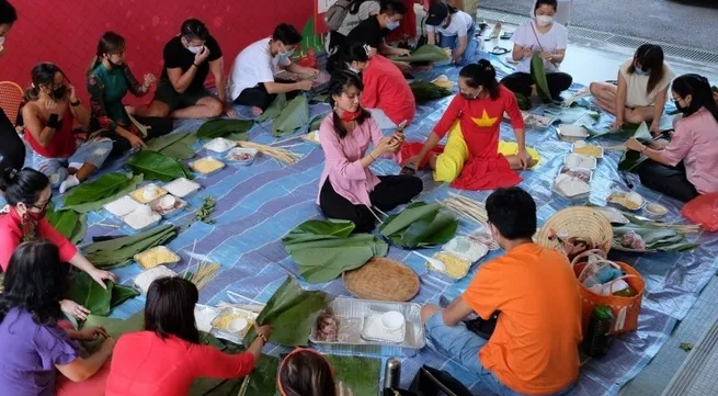 Vietnamese expats in Singapore excitedly join ‘chung’ making contest