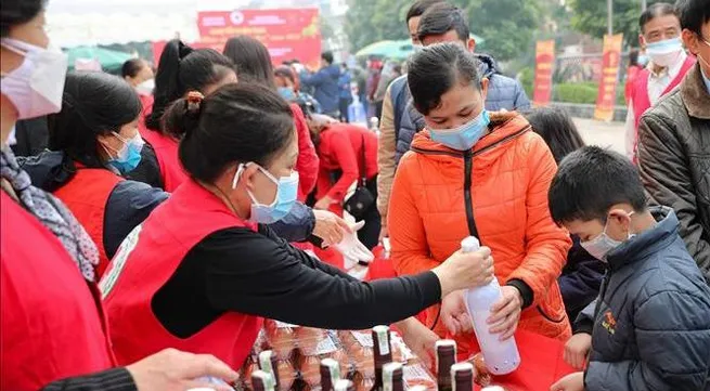 Hanoi Red Cross Society supports poor, AO victims ahead of Tet