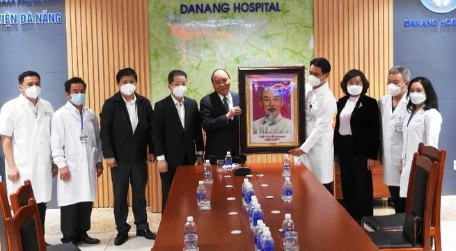 President Nguyen Xuan Phuc visits healthcare workers in Da Nang