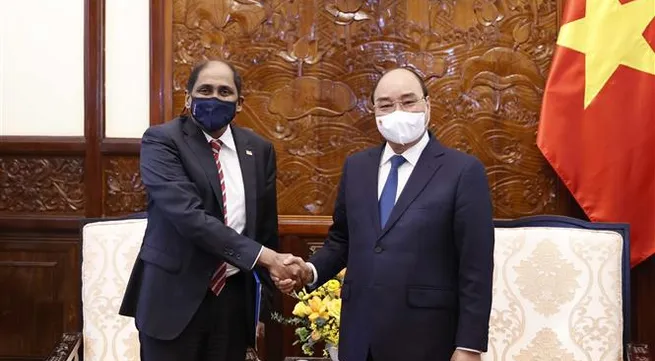 President Nguyen Xuan Phuc receives ambassadors of Singapore, Egypt