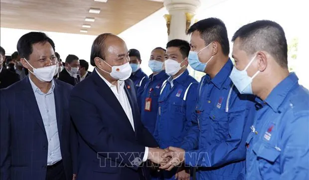 President presents gifts to workers at Binh Son Refinery Plant