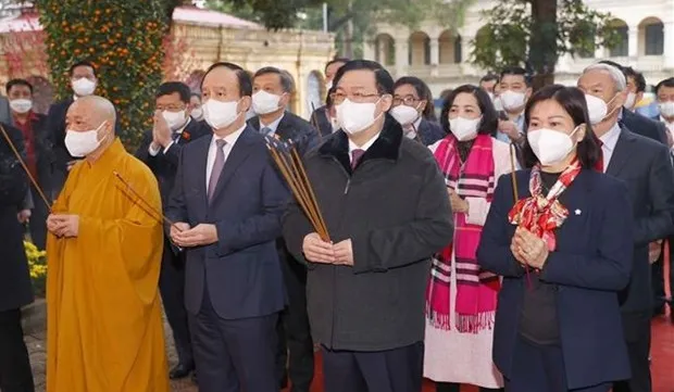 Top legislator offers incense to ancestors at Thang Long Royal Citadel