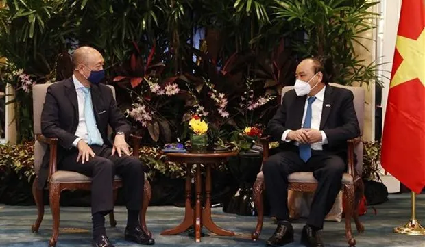 President receives executives of leading financial, energy firms of Singapore